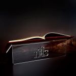 Pulpit z pleksi, duży IHS i krzyż