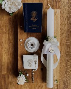 Zestaw na Pierwszą Komunię - świeca personalizowana, różaniec  w etui i modlitewnik - okapnik GRATIS