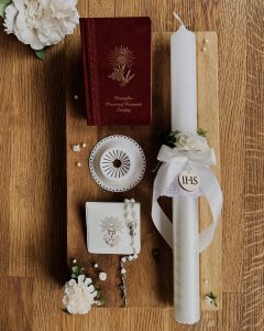 Zestaw na Pierwszą Komunię - świeca personalizowana, różaniec w etui i modlitewnik, okapnik GRATIS