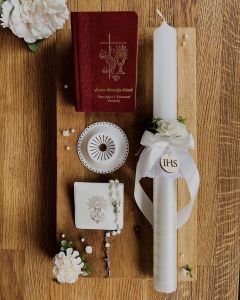 Zestaw na Pierwszą Komunię - świeca personalizowana, różaniec w etui i modlitewnik, okapnik GRATIS