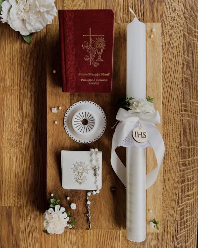 Zestaw na Pierwszą Komunię - świeca personalizowana, różaniec w etui i modlitewnik, okapnik GRATIS