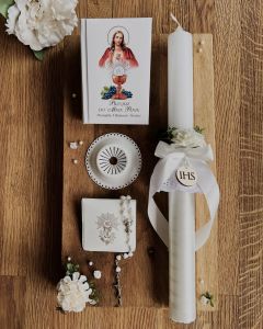 Zestaw na Pierwszą Komunię - świeca personalizowana, różaniec w etui i modlitewnik, okapnik GRATIS