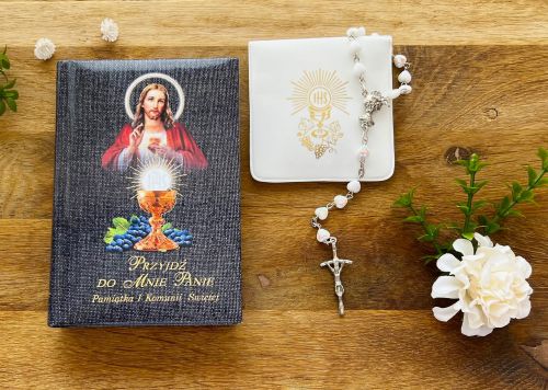 Zestaw komunijny - biały różaniec serduszka w etui i modlitewnik