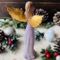 Anioł fioletowa sukienka figurka 22 cm