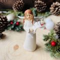 Aniołek z papirusem figurka 15 cm