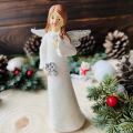 Aniołek z różą figurka 15 cm