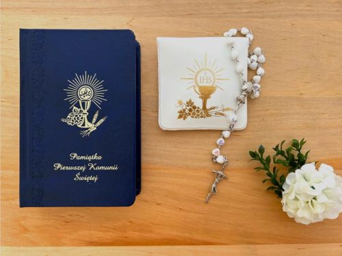 Zestaw komunijny - biały różaniec serduszka w etui i modlitewnik