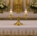 Elegancki lichtarz liturgiczny z polerowanego mosiądzu